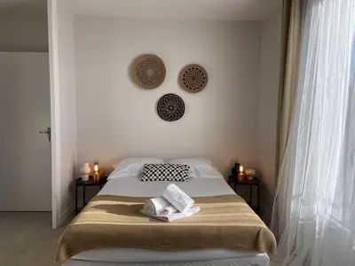 Un ou plusieurs lits dans un hébergement de l'établissement Grand studio calme avec balcon & parking gratuit