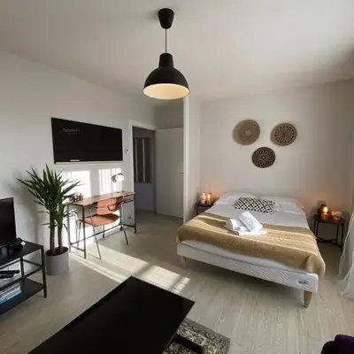 Grand studio calme avec balcon & parking gratuit