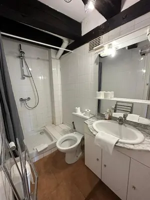 Salle de bains dans l'établissement Gîtes Place Plumereau de Tours