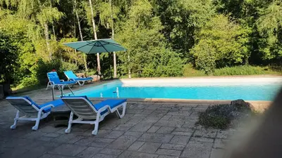 Piscine de l'établissement Le domaine du chêne vert ou située à proximité
