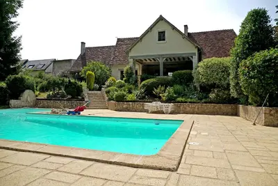 Piscine de l'établissement Le domaine du chêne vert ou située à proximité