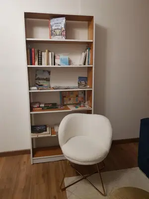 Bibliothèque dans la maison de vacances