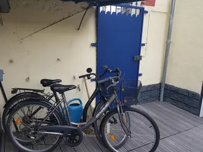 Vélo sur le terrain de l'établissement Maison cosy citadine ou dans les environs