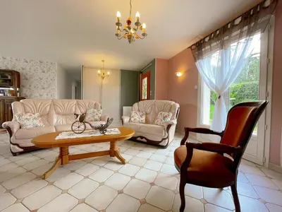 Coin salon dans l'établissement Gîte familial et chaleureux avec jardin clos, garage, et proche de Blois, animaux bienvenus - FR-1-491-446