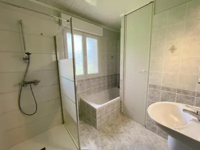 Salle de bains dans l'établissement Gîte familial et chaleureux avec jardin clos, garage, et proche de Blois, animaux bienvenus - FR-1-491-446