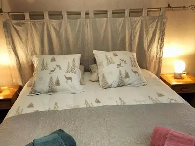 Un ou plusieurs lits dans un hébergement de l'établissement Gîte familial et chaleureux avec jardin clos, garage, et proche de Blois, animaux bienvenus - FR-1-491-446