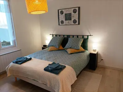 Un ou plusieurs lits dans un hébergement de l'établissement Gîte tout confort avec grand jardin, cheminée, clim et WIFI, proche châteaux de la Loire et ZooParc de Beauval - FR-1-491-400
