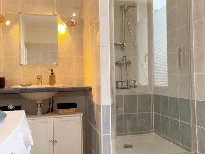 Salle de bains dans l'établissement Gîte tout confort avec grand jardin, cheminée, clim et WIFI, proche châteaux de la Loire et ZooParc de Beauval - FR-1-491-400