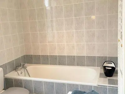 Salle de bains dans l'établissement Gîte tout confort avec grand jardin, cheminée, clim et WIFI, proche châteaux de la Loire et ZooParc de Beauval - FR-1-491-400
