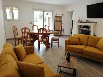 Coin salon dans l'établissement Gîte cosy avec jardin, terrasse et parking entre Châteaux de la Loire et ZooParc de Beauval - FR-1-491-350