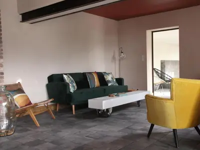 Coin salon dans l'établissement Gîte de charme avec spa, piscine intérieure et jardin clos près de Chinon - FR-1-381-553
