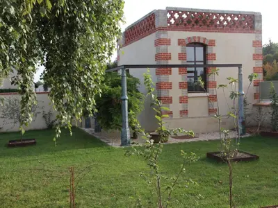 Jardin de l'établissement Gîte de charme avec spa, piscine intérieure et jardin clos près de Chinon - FR-1-381-553