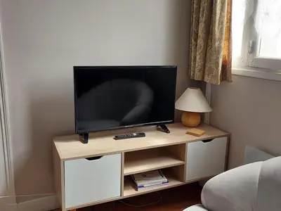 Télévision ou salle de divertissement dans l'établissement Maison charmante avec jardin près de Tours et Châteauroux - FR-1-591-594