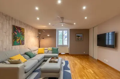 Télévision ou salle de divertissement dans l'établissement Ultra centre, 2 Ch, 2 SDB, Blois