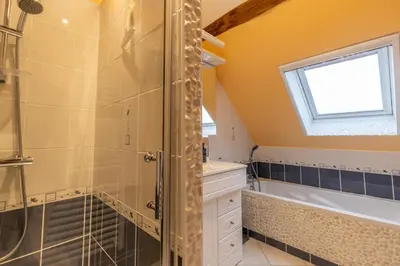 Salle de bains dans l'établissement Ultra centre, 2 Ch, 2 SDB, Blois