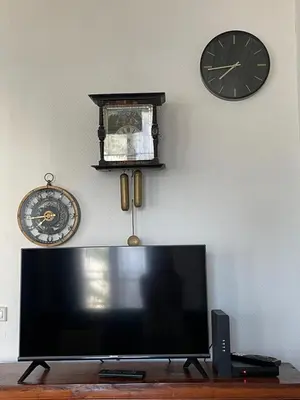 Télévision ou salle de divertissement dans l'établissement L'Entre-Temps, Le Lys et L Iris