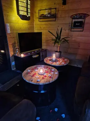 Télévision ou salle de divertissement dans l'établissement Chalet industriel avec filet et spa