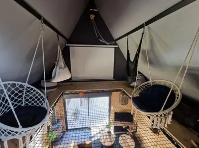 Télévision ou salle de divertissement dans l'établissement Chalet industriel avec filet et spa