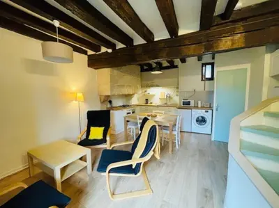 Cuisine ou kitchenette dans l'établissement Duplex Cité Plantagenêt - 2 Voyageurs - WIFI