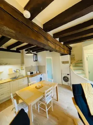 Cuisine ou kitchenette dans l'établissement Duplex Cité Plantagenêt - 2 Voyageurs - WIFI