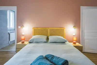 Un ou plusieurs lits dans un hébergement de l'établissement Maison avec spa dans l'hypercentre de Blois
