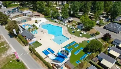 Piscine de l'établissement Nat & Mayou ou située à proximité