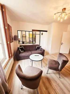 Coin salon dans l'établissement appartement calme, centre-ville