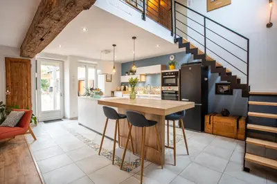 Cuisine ou kitchenette dans l'établissement Gîte 11 personnes Vallée du loir