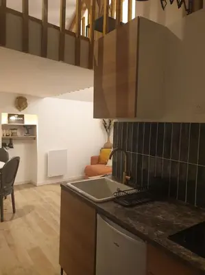 Cuisine ou kitchenette dans l'établissement La maison du lavoir