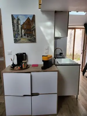Cuisine ou kitchenette dans l'établissement La maison du lavoir
