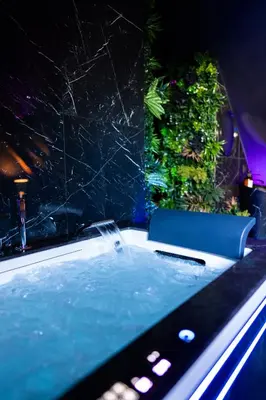 Piscine de l'établissement L'Évasion, Romantisme, volupté & jacuzzi ou située à proximité