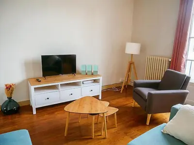 Télévision ou salle de divertissement dans l'établissement Élégant 60m2 lumineux en hypercentre de Blois