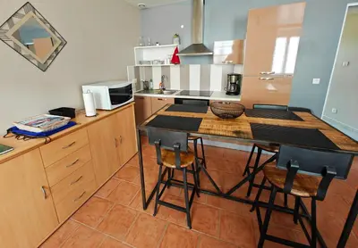 Cuisine ou kitchenette dans l'établissement Maison de plain-pied avec un grand jardin