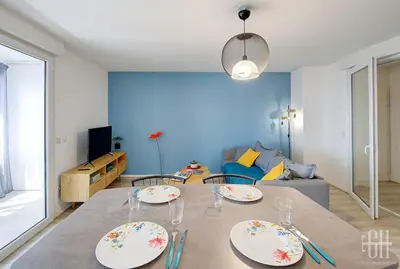 Télévision ou salle de divertissement dans l'établissement Le Lilas - 2 chambres - parking