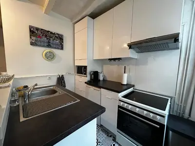 Cuisine ou kitchenette dans l'établissement Maison de charme à Barrou, proche La Roche-Posay, cour, lave-linge, lave-vaisselle, WIFI, animaux OK - FR-1-541-110
