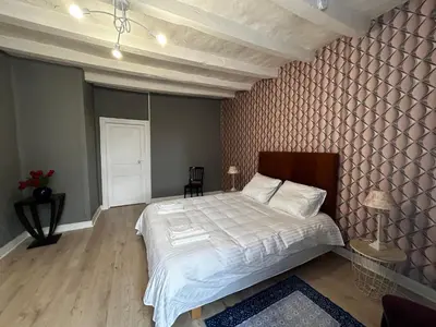 Un ou plusieurs lits dans un hébergement de l'établissement Maison de charme à Barrou, proche La Roche-Posay, cour, lave-linge, lave-vaisselle, WIFI, animaux OK - FR-1-541-110