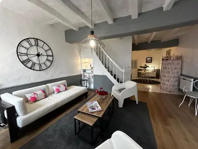 Coin salon dans l'établissement Maison de charme à Barrou, proche La Roche-Posay, cour, lave-linge, lave-vaisselle, WIFI, animaux OK - FR-1-541-110
