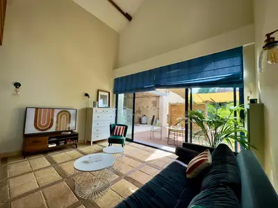 Coin salon dans l'établissement la Maison sous les Arbres - Duplex, jardin et spa