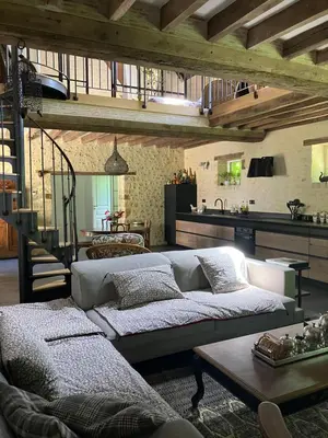 Coin salon dans l'établissement Maison de vacances avec piscine chauffée, jacuzzi et jardin privé - proche circuit des 24h du Mans