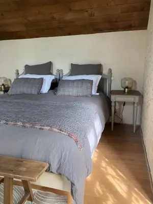Un ou plusieurs lits dans un hébergement de l'établissement Maison de vacances avec piscine chauffée, jacuzzi et jardin privé - proche circuit des 24h du Mans