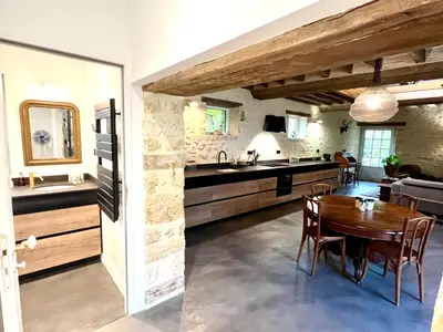 Cuisine ou kitchenette dans l'établissement Maison de vacances avec piscine chauffée, jacuzzi et jardin privé - proche circuit des 24h du Mans