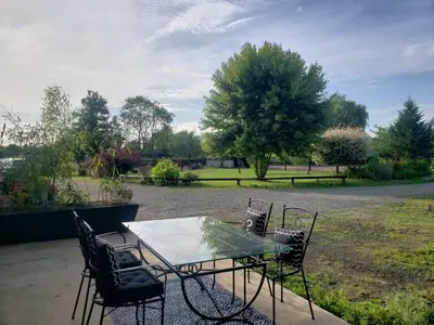 Jardin de l'établissement Maisonnette au coeur du circuit des 24h du Mans