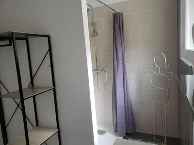 Salle de bains dans l'établissement Maisonnette au coeur du circuit des 24h du Mans