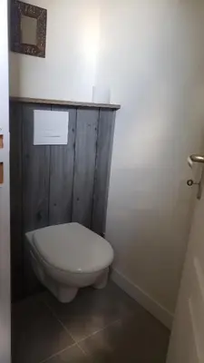 Salle de bains dans l'établissement Maisonnette au coeur du circuit des 24h du Mans