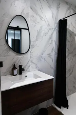 Salle de bains dans l'établissement Studio élégant au coeur de Saumur - Tout à pied !