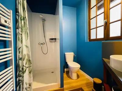 Salle de bains dans l'établissement Les Remparts, 5min du ZooParc