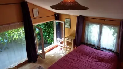 Un ou plusieurs lits dans un hébergement de l'établissement Logement cosy proche gare avec terrasse de verdure