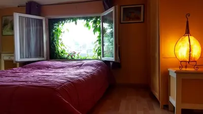 Un ou plusieurs lits dans un hébergement de l'établissement Logement cosy proche gare avec terrasse de verdure