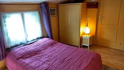 Un ou plusieurs lits dans un hébergement de l'établissement Logement cosy proche gare avec terrasse de verdure