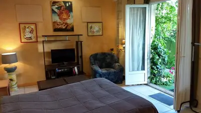Télévision ou salle de divertissement dans l'établissement Logement tranquille et frais proche gare au RDC
